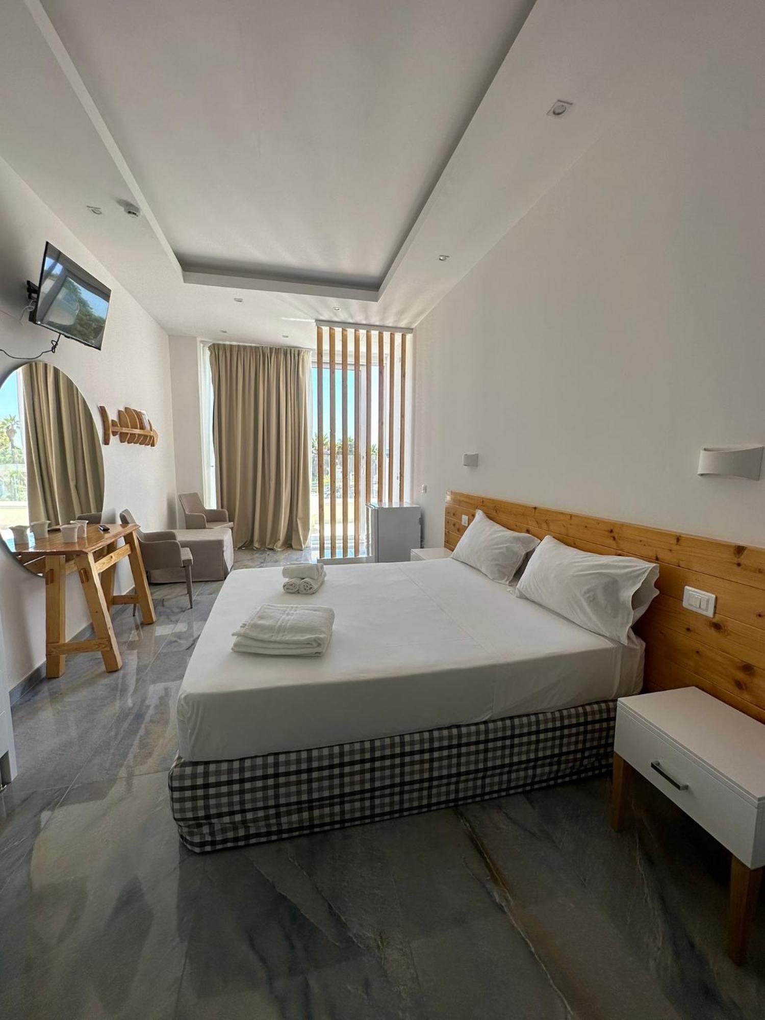 Jonium Hotel - Amazing Sea View And Swimming Pool Pulsano Buitenkant foto